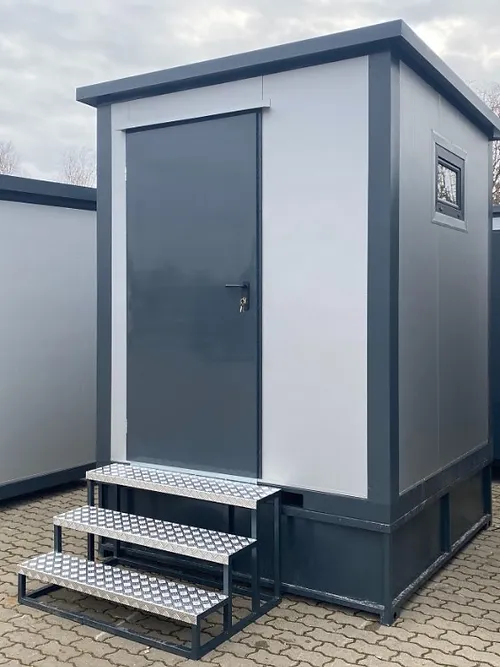 52aa76_c6b0c631c0e741628232fd8bdb074b99mv2.webp Conteneur Sanitaire WC Box avec Cabine Double – Image 1