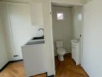 Conteneur abri de jardin 7×3 m avec toilettes et cuisine sur le côté gauche – Image 3