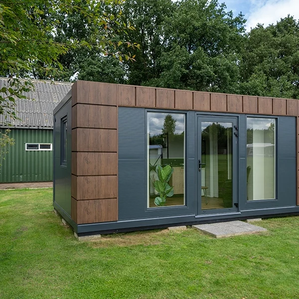 Conteneur abri de jardin 7×3 m avec toilettes et cuisine sur le côté gauche