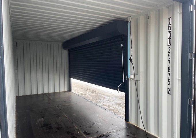 conteneur-a-volet9.jpg Conteneur Maritime 20 Pieds Peint en Anthracite avec Volet Roulant – Image 1