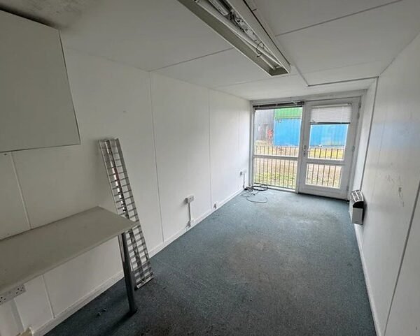 Conteneur maritime aménagé 40 pieds – Bureau avec douche et toilettes