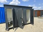 Conteneur Sanitaire 3 Cabines – WC, Urinoir et Douche (377x177x245 cm)