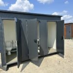 Conteneur Sanitaire 3 Cabines – WC, Urinoir et Douche (377x177x245 cm)