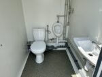 Conteneur Sanitaire 3 Cabines – WC, Urinoir et Douche (377x177x245 cm) – Image 9
